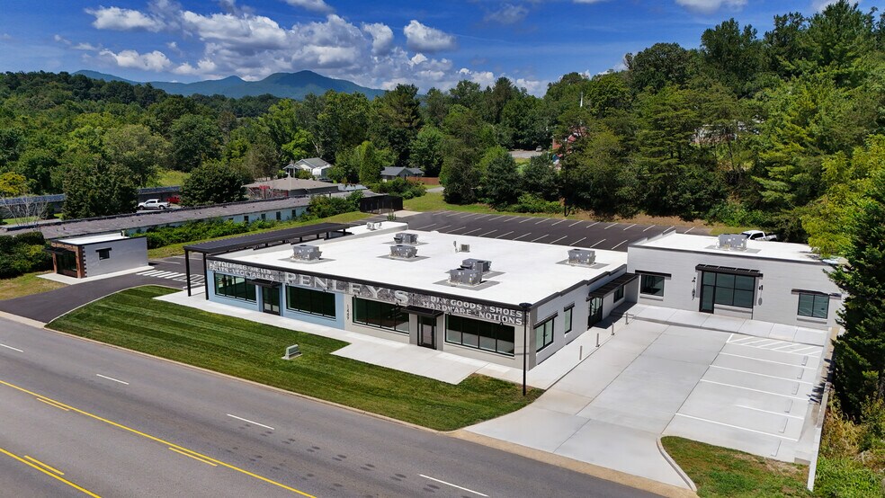 1449 Smokey Park Hwy, Candler, NC à louer - Photo de l’immeuble – Image 3 sur 21