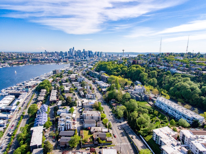 2121 Aurora Ave N, Seattle, WA à vendre - Photo principale – Image 1 sur 4