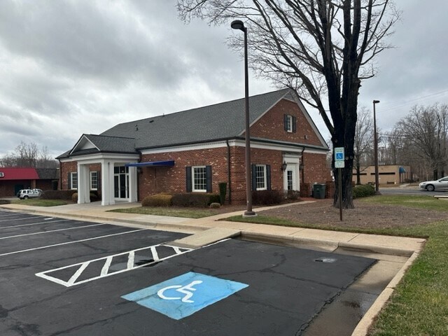 231 W Kings Hwy, Eden, NC à louer - Photo de l’immeuble – Image 3 sur 4