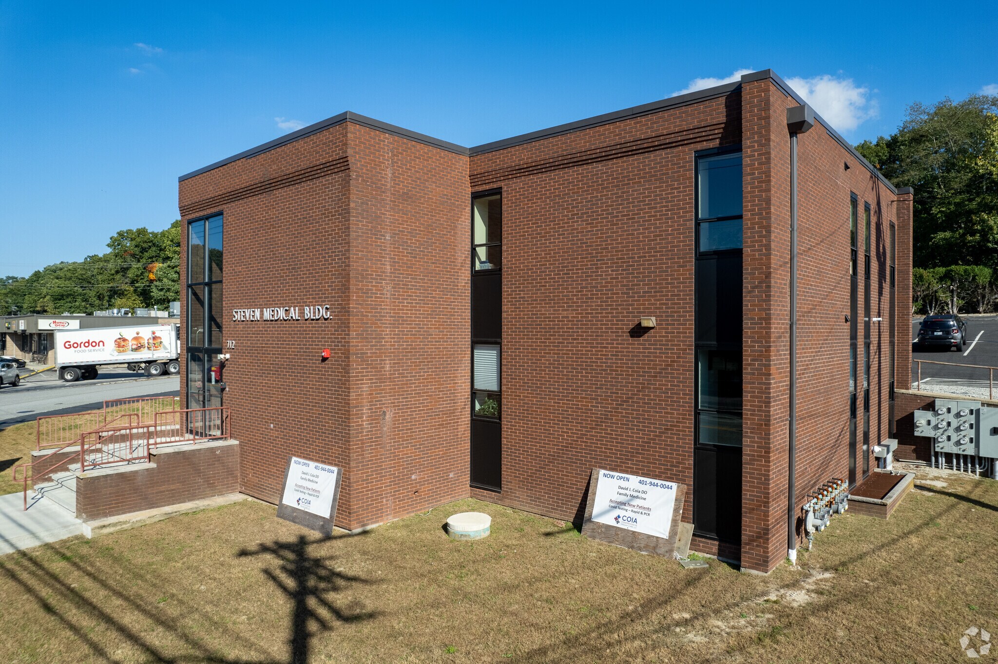 712 Oaklawn Ave, Cranston, RI à vendre Photo principale– Image 1 sur 20