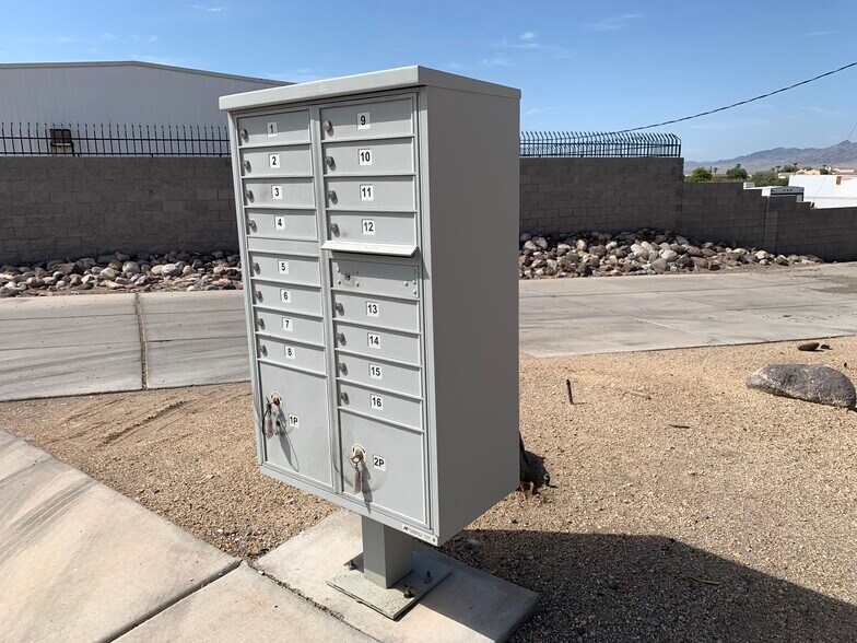 2921 Friendly Pl, Bullhead City, AZ à louer - Photo de l’immeuble – Image 3 sur 15