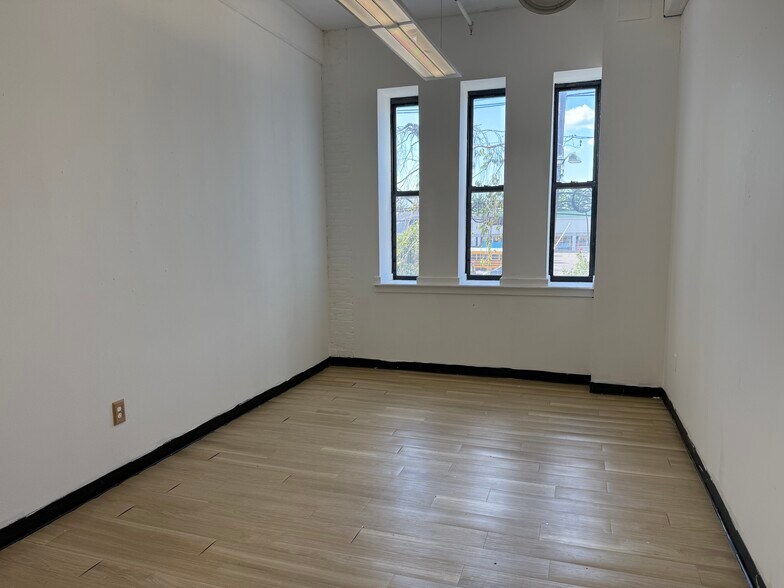 70 Outwater Ln, Garfield, NJ à louer - Photo de l’immeuble – Image 3 sur 8