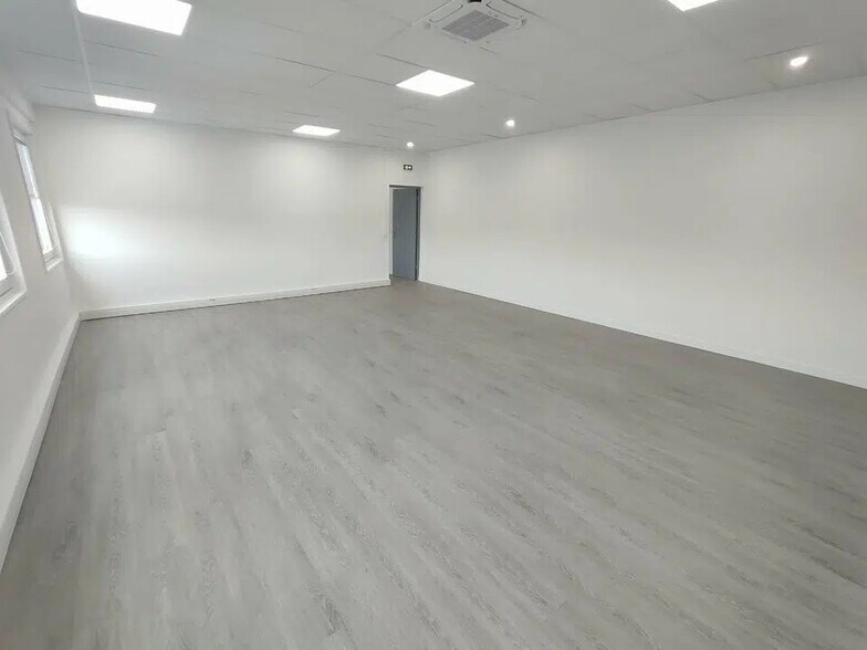 Bureau dans Saint-Quentin-Fallavier à vendre - Photo intérieure – Image 3 sur 7