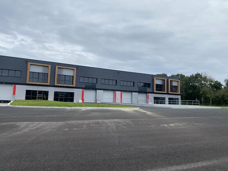 Local d’activités dans SAINT-ÉTIENNE-DE-MONTLUC à louer - Photo de l’immeuble – Image 2 sur 8