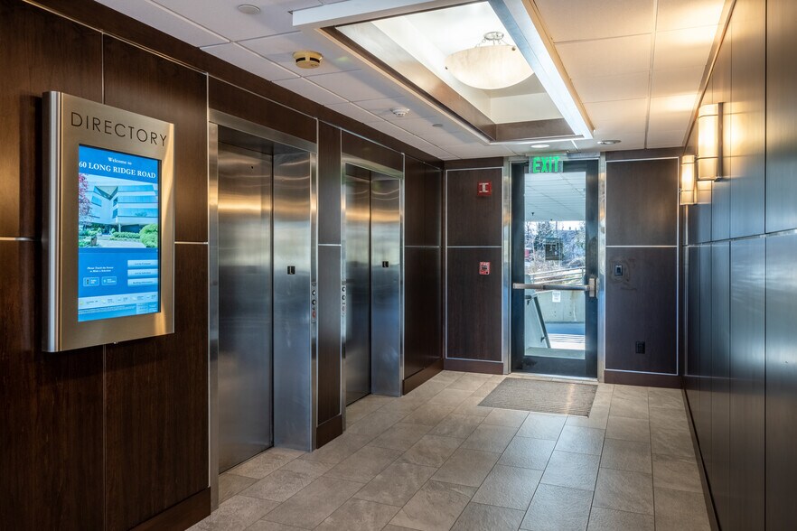 60 Long Ridge Rd, Stamford, CT à louer - Hall d’entrée – Image 3 sur 19