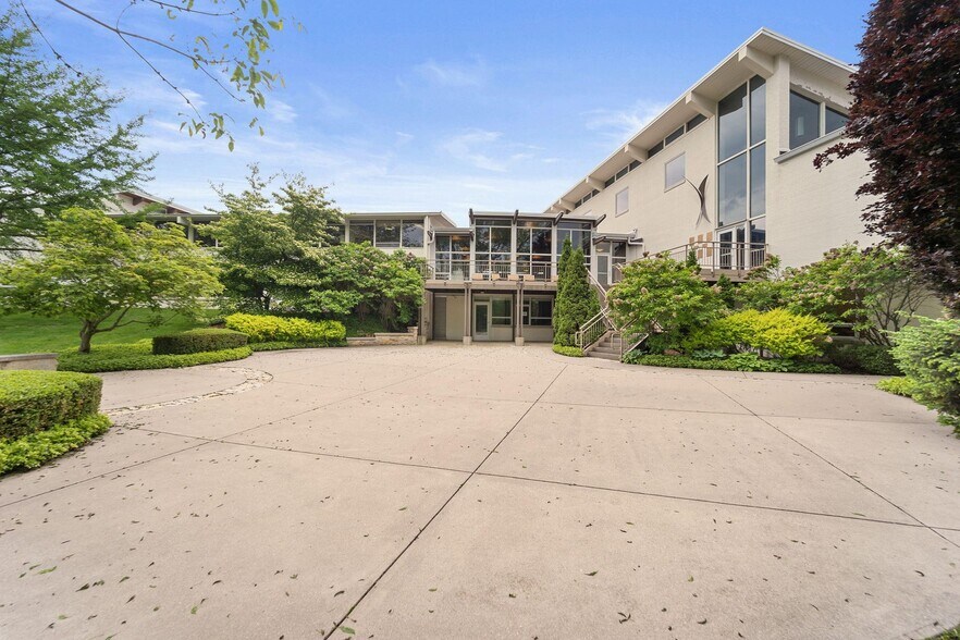 8223 N Port Washington Rd, Fox Point, WI à louer - Photo de l’immeuble – Image 3 sur 17
