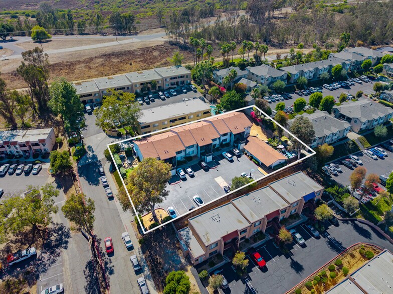 725 Alturas Ln, Fallbrook, CA à vendre - Photo de l’immeuble – Image 2 sur 35