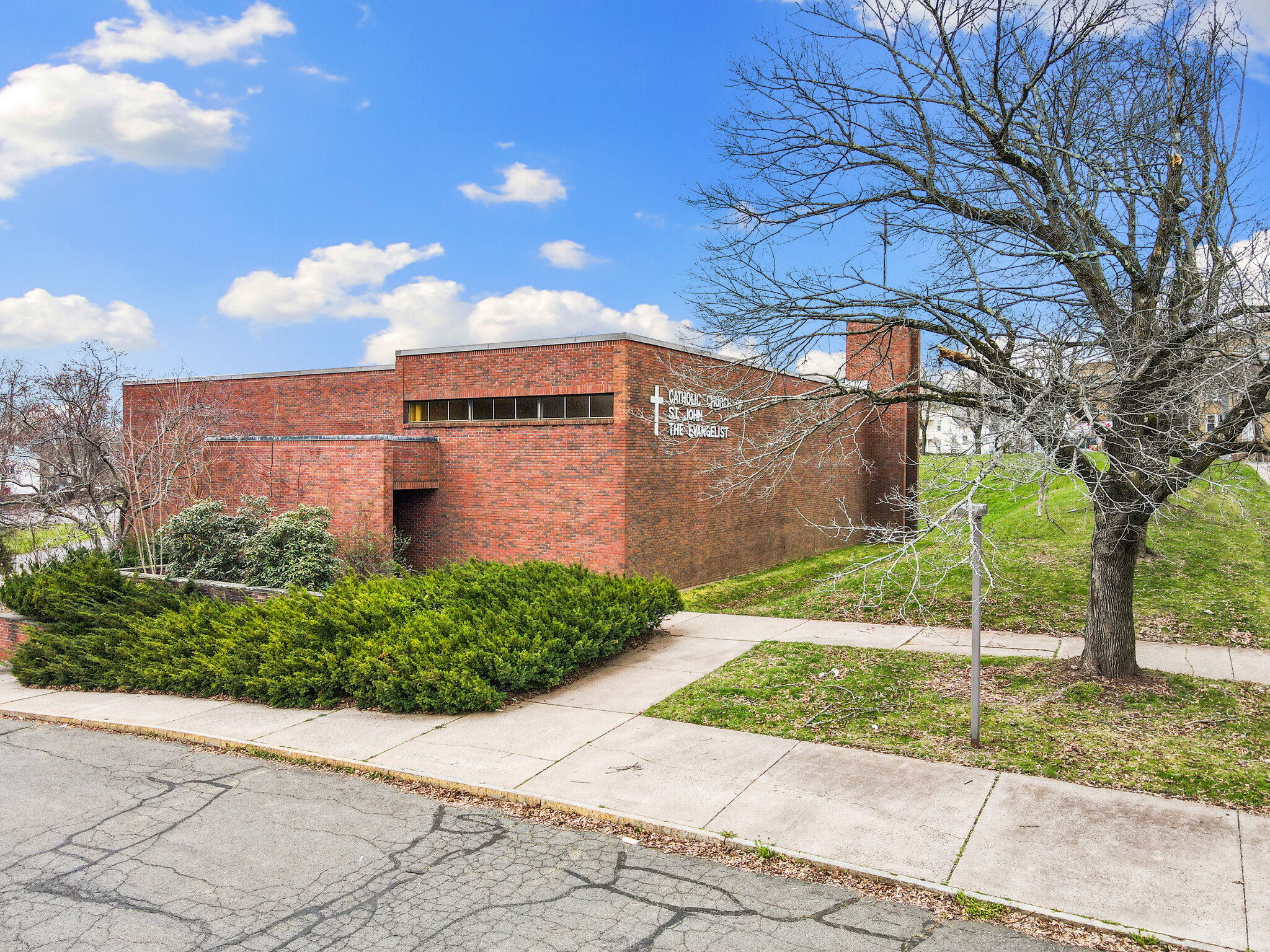 655 East St, New Britain, CT à vendre Photo de l’immeuble– Image 1 sur 4