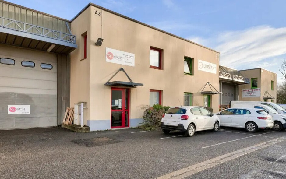 Local d’activités dans Pontault-Combault à louer - Photo de l’immeuble – Image 3 sur 7