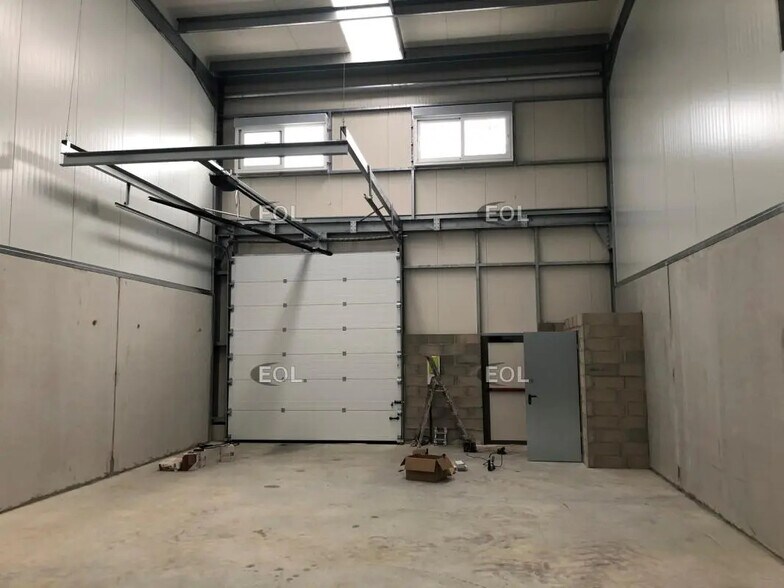 Local d’activités dans Brie-Comte-Robert à louer - Photo de l’immeuble – Image 3 sur 3