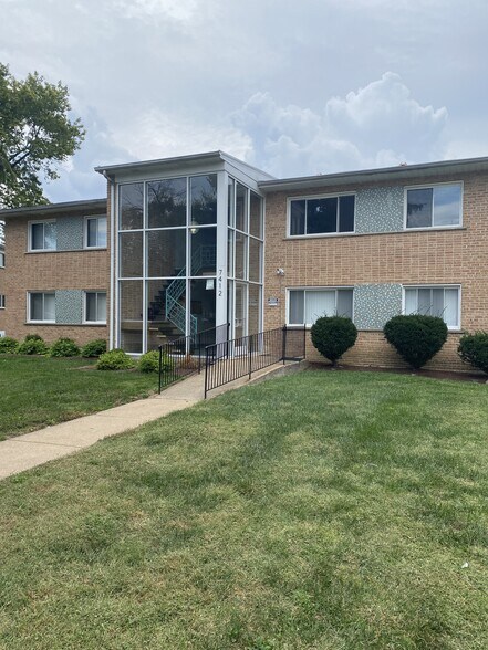 7412-7418 Olian Dr, Hazelwood, MO à vendre - Photo de l’immeuble – Image 1 sur 56