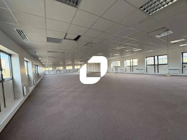 39 Avenue Des 3 Peuples, Montigny-le-Bretonneux à louer - Photo de l’immeuble – Image 2 sur 13