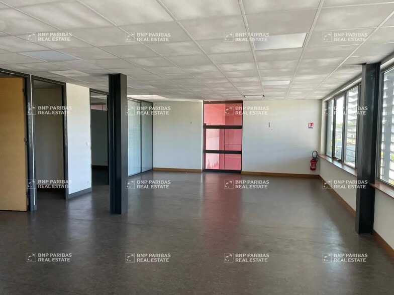 Local d’activités dans Carbon-Blanc à louer - Photo intérieure – Image 2 sur 12