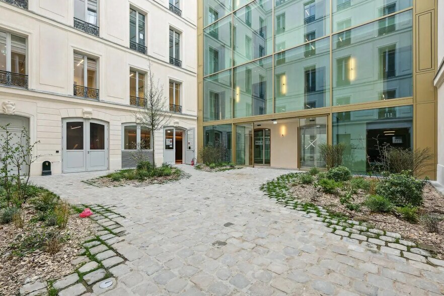 122 Rue La Boétie, Paris à louer - Photo de l’immeuble – Image 3 sur 3