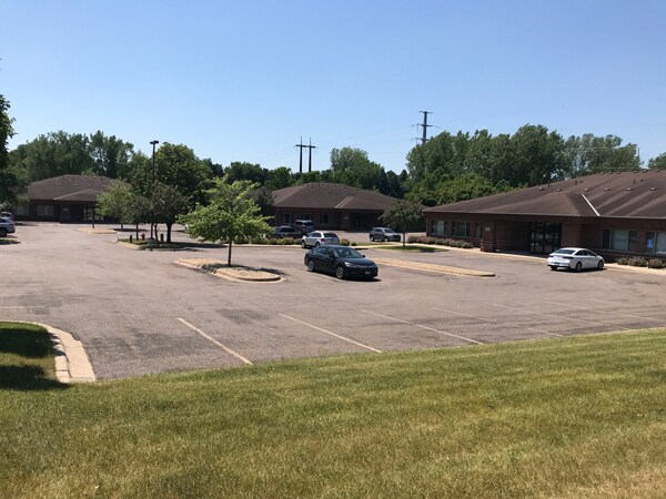 13786 Frontier Ct, Burnsville, MN à louer - Photo de l’immeuble – Image 2 sur 15