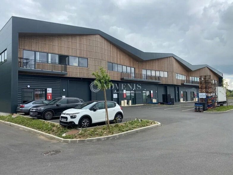 Local d'activités dans Moissy-Cramayel à vendre - Photo de l’immeuble – Image 1 sur 10