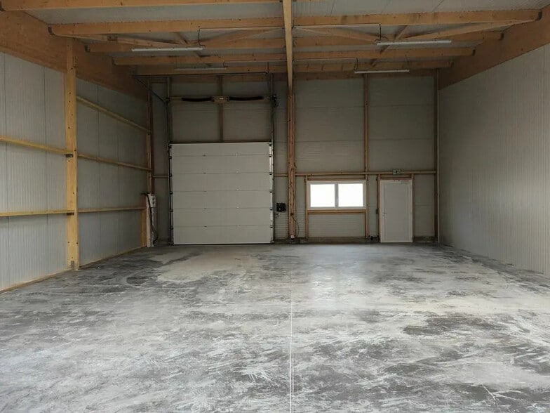 Local d’activités dans Saint-Léonard à louer - Photo intérieure – Image 2 sur 3