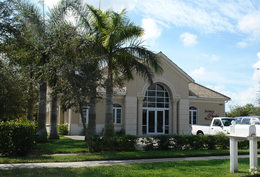 6622 Willow Park Dr, Naples, FL à louer - Photo de l’immeuble – Image 2 sur 2