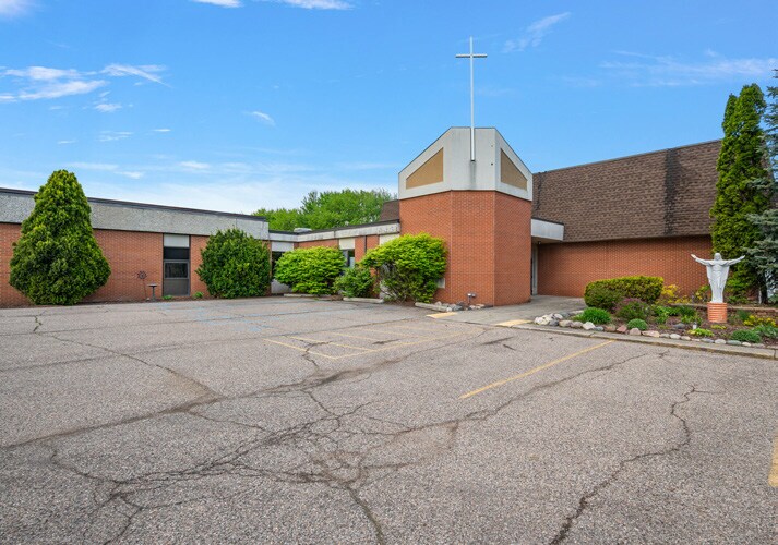42681 Hayes Rd, Sterling Heights, MI à vendre - Photo de l’immeuble – Image 3 sur 17