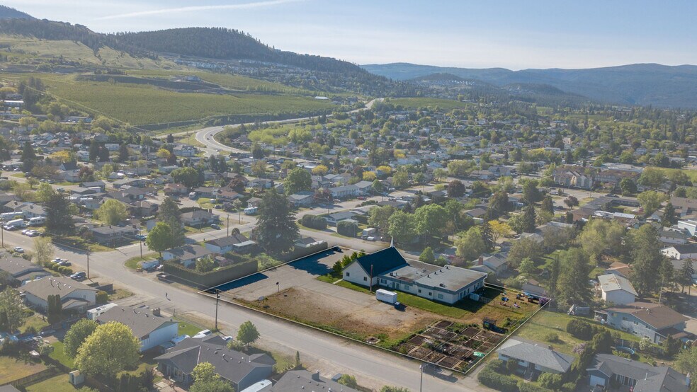 250 Gibbs Rd W, Kelowna, BC à vendre - Photo de l’immeuble – Image 2 sur 5