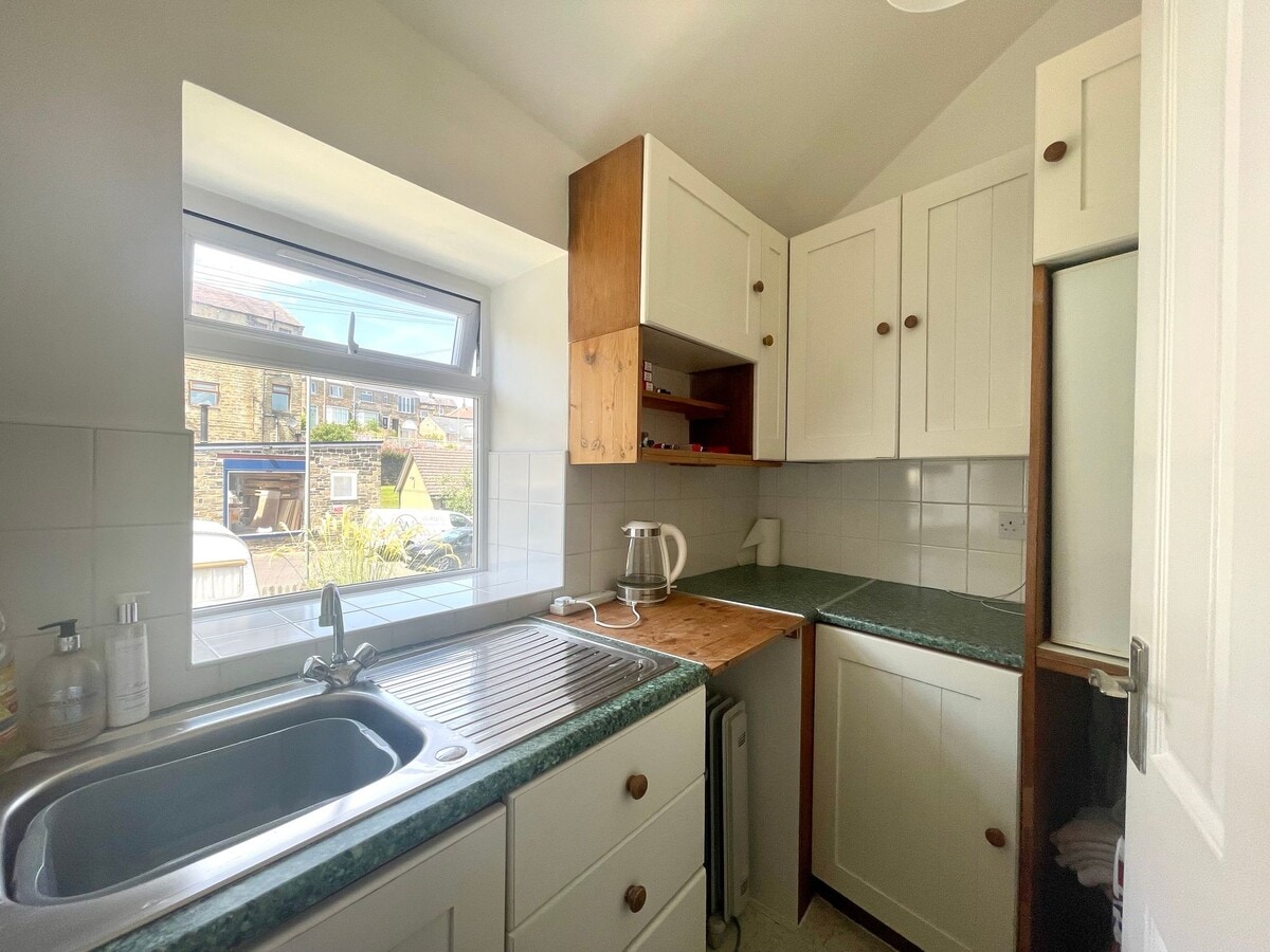 334-334A Meltham Rd, Huddersfield, WYK HD4 7EX - Lot 334a -  - Photo intérieure - Image 2 of 10