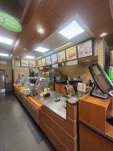 635 N Main St, Corona, CA à louer - Photo de l’immeuble – Image 2 sur 5