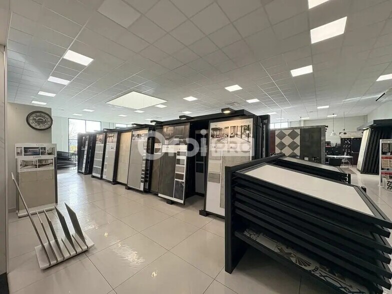 Local d’activités dans Ormes à louer - Photo de l’immeuble – Image 3 sur 7