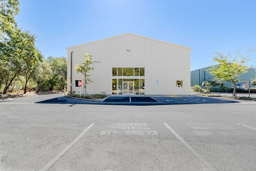 140 Grove Ct, Healdsburg, CA à louer - Photo de l’immeuble – Image 2 sur 17