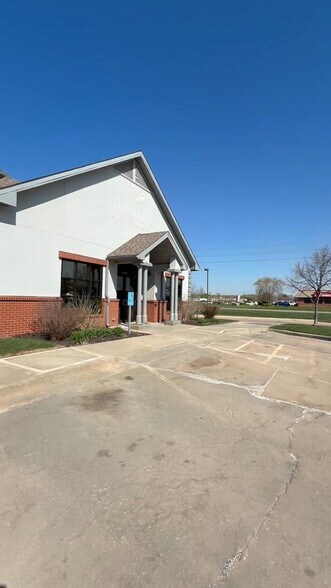 2221 W 31st St, Lawrence, KS à vendre - Vidéo sur l’annonce professionnelle – Image 2 sur 30