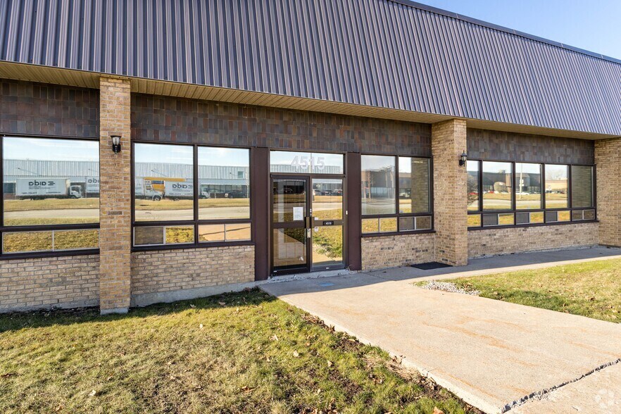 4405-4515 Boul Poirier, Saint-Laurent, QC à louer - Photo de l’immeuble – Image 2 sur 4