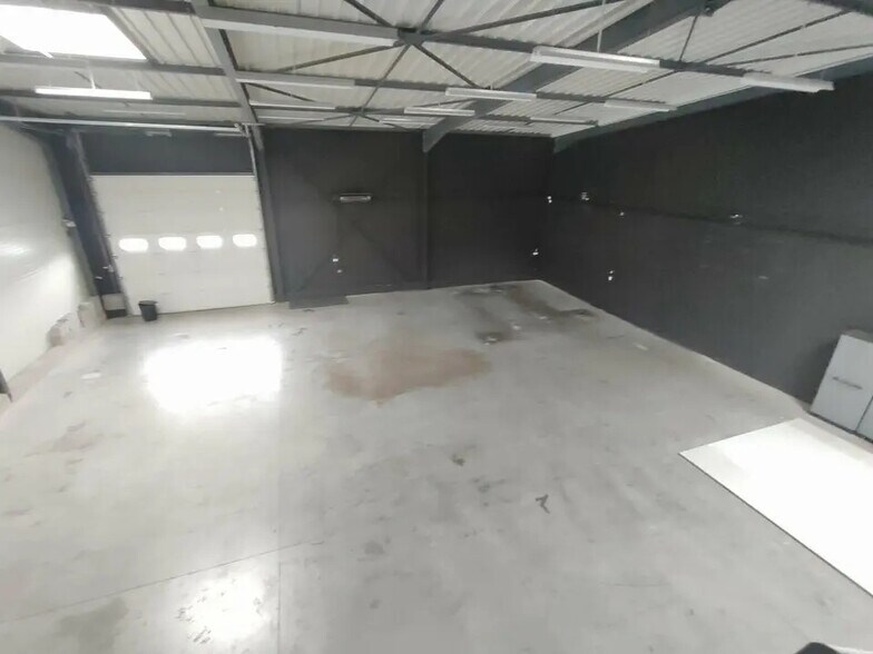 Local d’activités dans Vaulx-Milieu à louer - Photo de l’immeuble – Image 1 sur 9