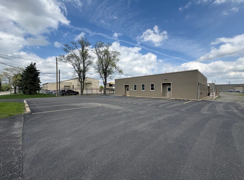 987 S Mill St, Plymouth, MI à louer - Photo de l’immeuble – Image 2 sur 17