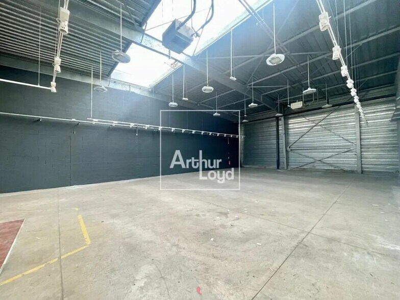 Local d'activités dans Vaux-le-Pénil à vendre - Photo de l’immeuble – Image 3 sur 9