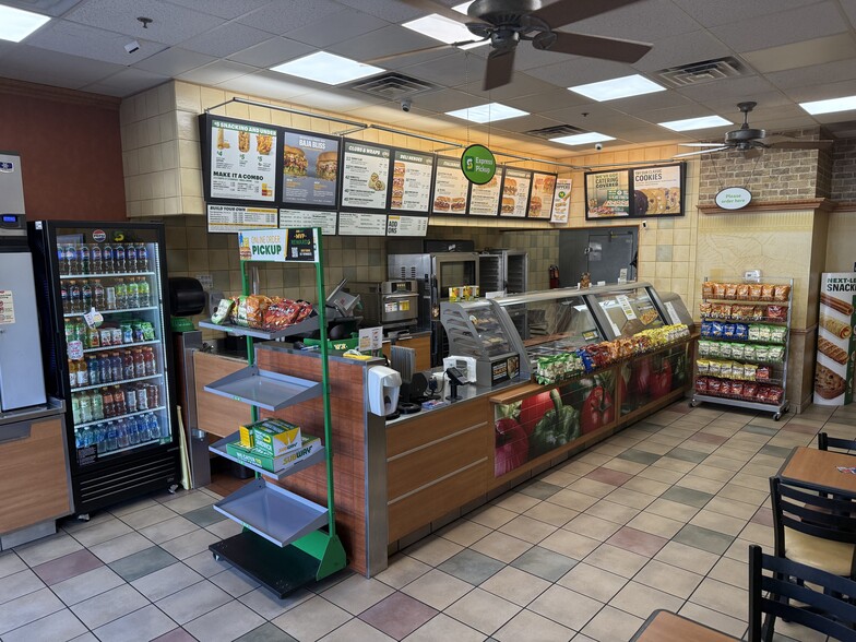 2708 Loker Ave W, Carlsbad, CA à louer - Hall d’entrée – Image 1 sur 7