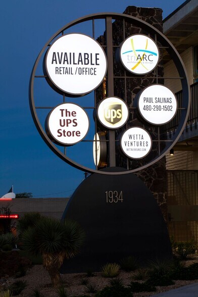 1934 E Camelback Rd, Phoenix, AZ à louer - Photo de l’immeuble – Image 2 sur 11