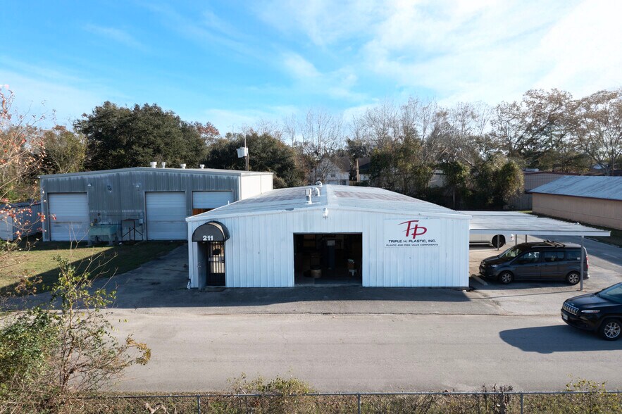 211 Carrell St, Tomball, TX à louer - Photo de l’immeuble – Image 1 sur 4