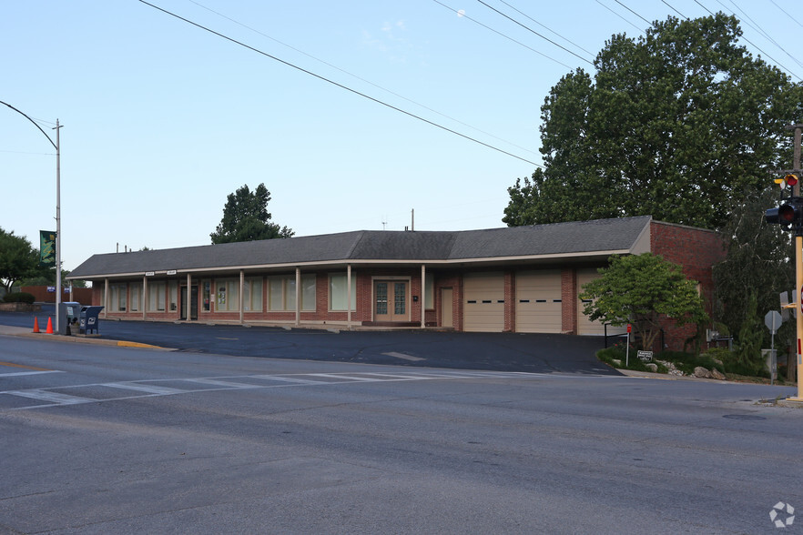 100-106 S Sterling Ave, Sugar Creek, MO à louer - Photo de l’immeuble – Image 2 sur 19