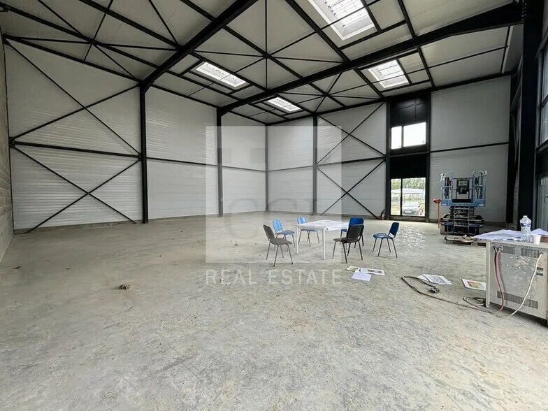 Local d’activités dans Trévoux à louer - Photo de l’immeuble – Image 2 sur 9