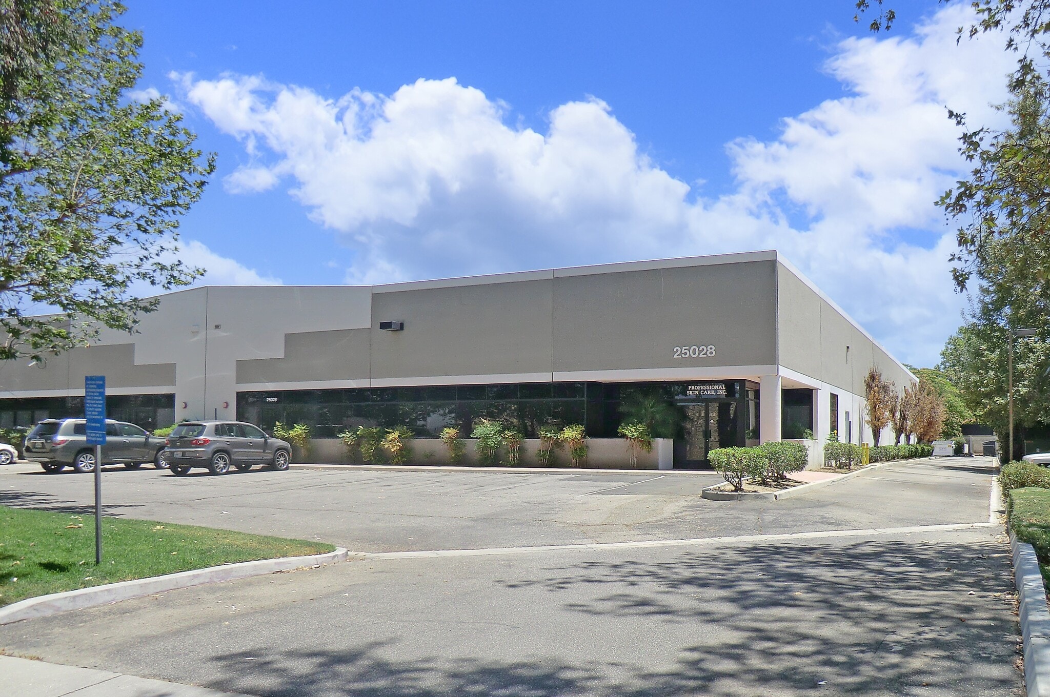 25028 Avenue Kearny, Valencia, CA à louer Photo de l’immeuble– Image 1 sur 2