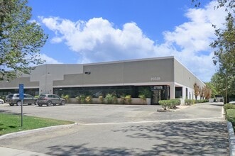 25028 Avenue Kearny, Valencia, CA à louer Photo de l’immeuble– Image 1 sur 2