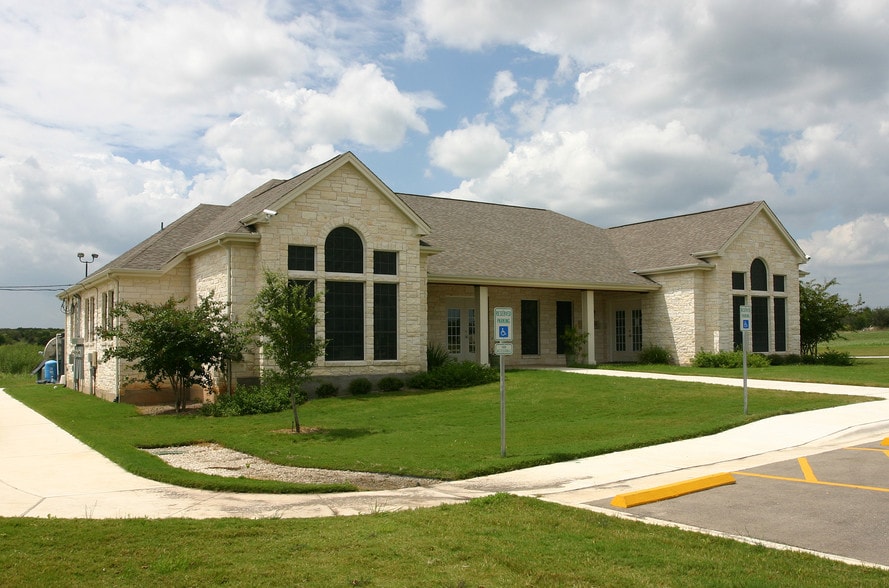 251 N FM 1626, Buda, TX à louer - Photo principale – Image 1 sur 12