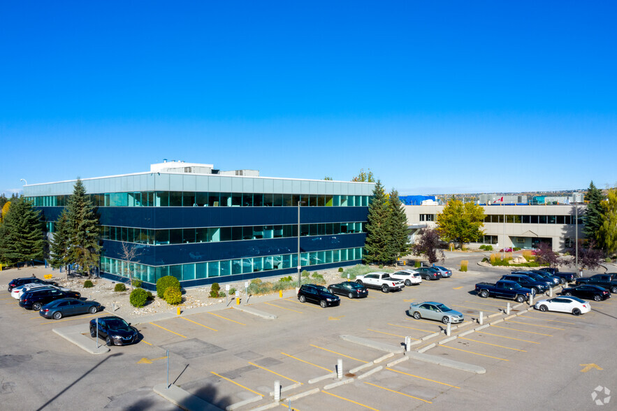 3553 31st St NW, Calgary, AB à louer - Photo de l’immeuble – Image 3 sur 5