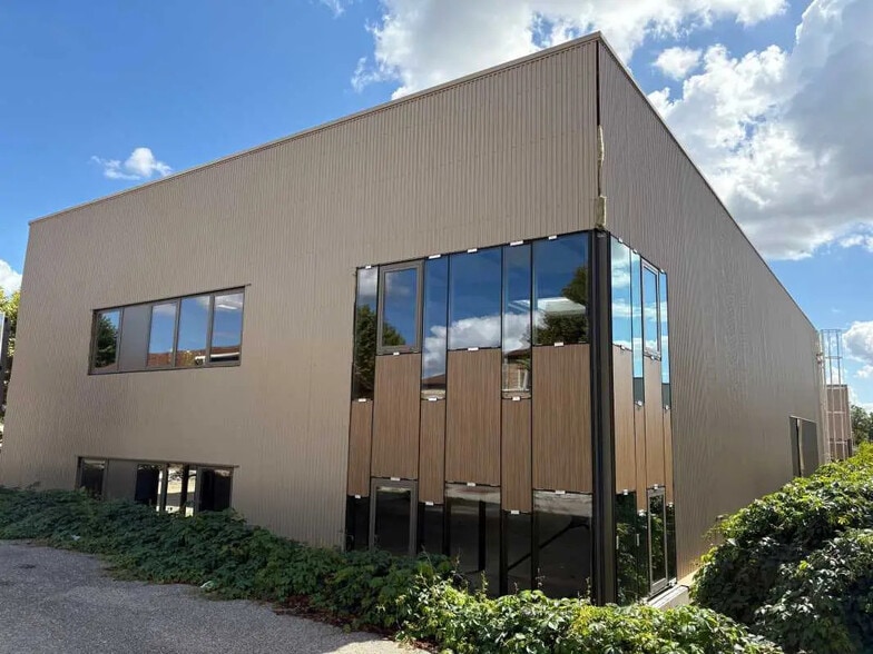 Local d'activités dans Jons à vendre - Photo de l’immeuble – Image 1 sur 8