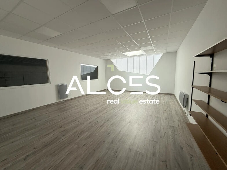 Local d’activités dans Le Taillan-Médoc à louer - Photo de l’immeuble – Image 2 sur 3