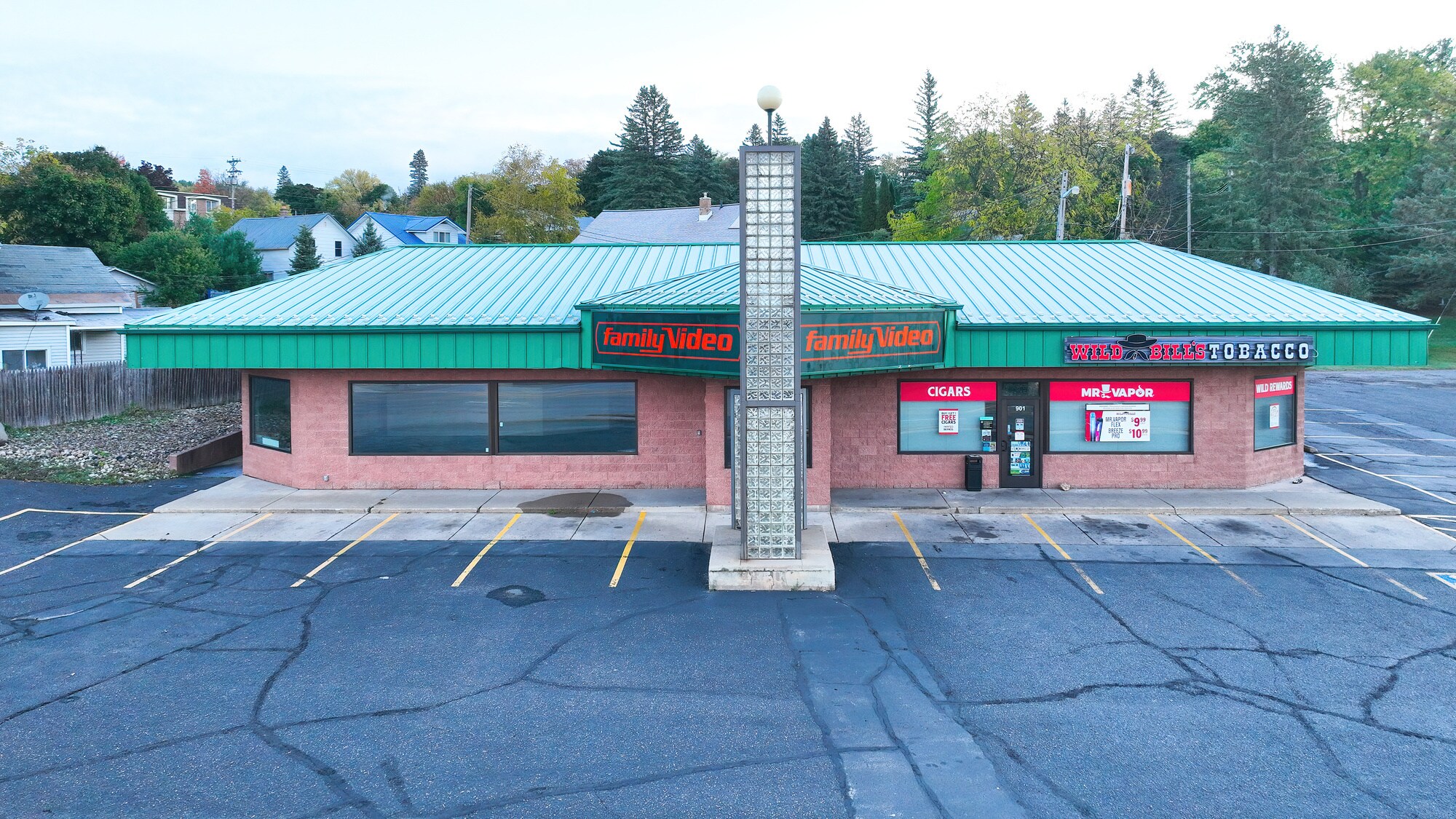 901 S Stephenson Ave, Iron Mountain, MI à louer Photo de l’immeuble– Image 1 sur 7