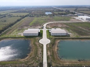 7608 Gateway Blvd, Baytown, TX à louer Aérien– Image 1 sur 8