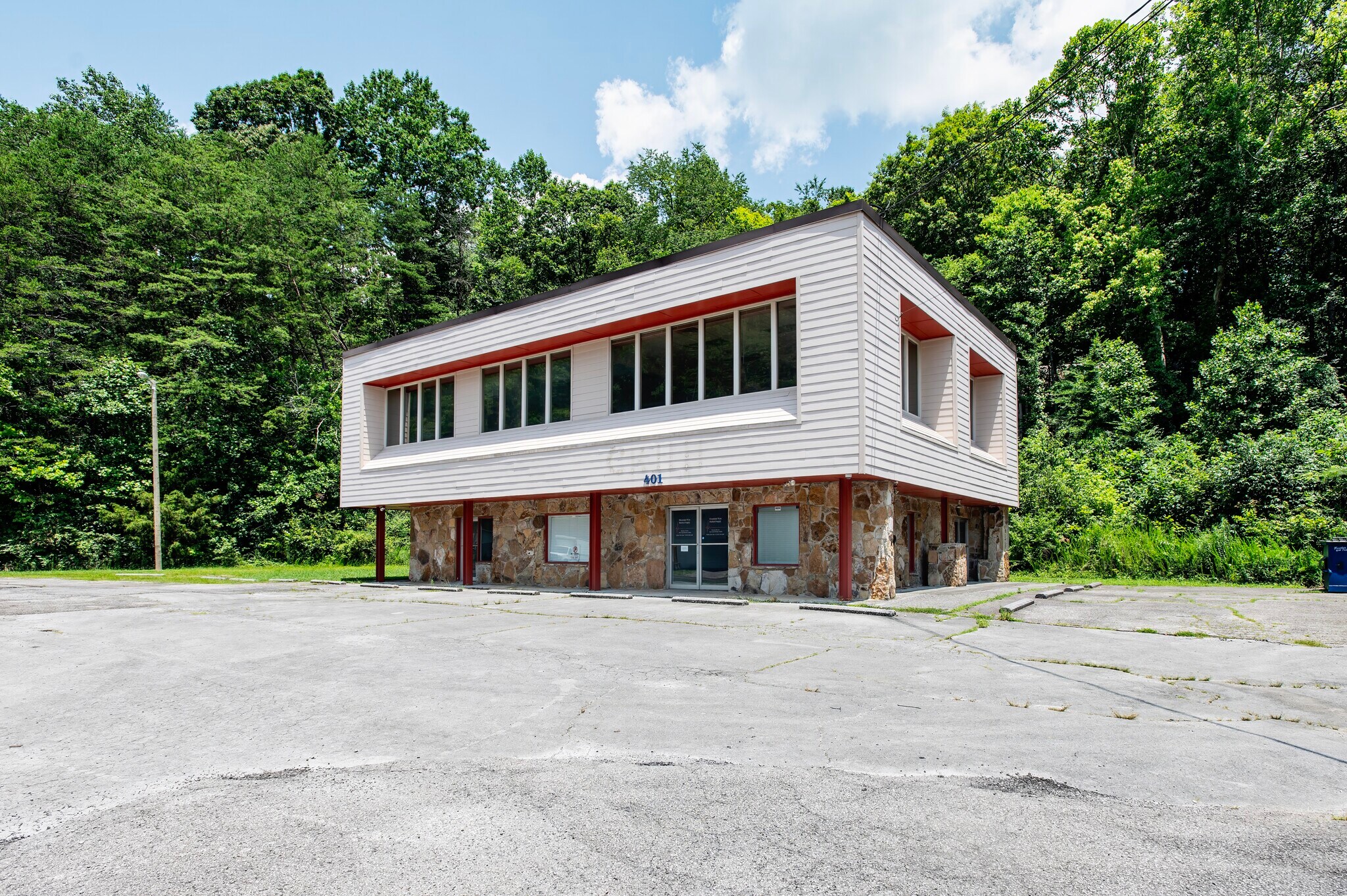401 Hillcrest St, Clinton, TN à vendre Photo principale– Image 1 sur 19