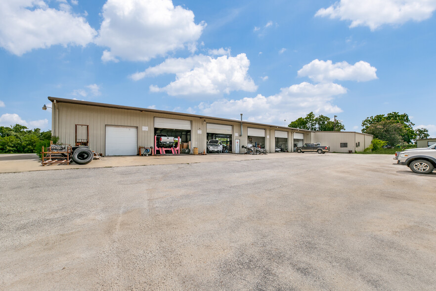 14685 Old Frio City Rd, Lytle, TX à louer - Photo de l’immeuble – Image 2 sur 21