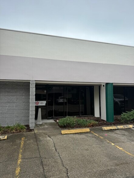 1748 Independence Blvd, Sarasota, FL à louer - Photo de l’immeuble – Image 1 sur 11