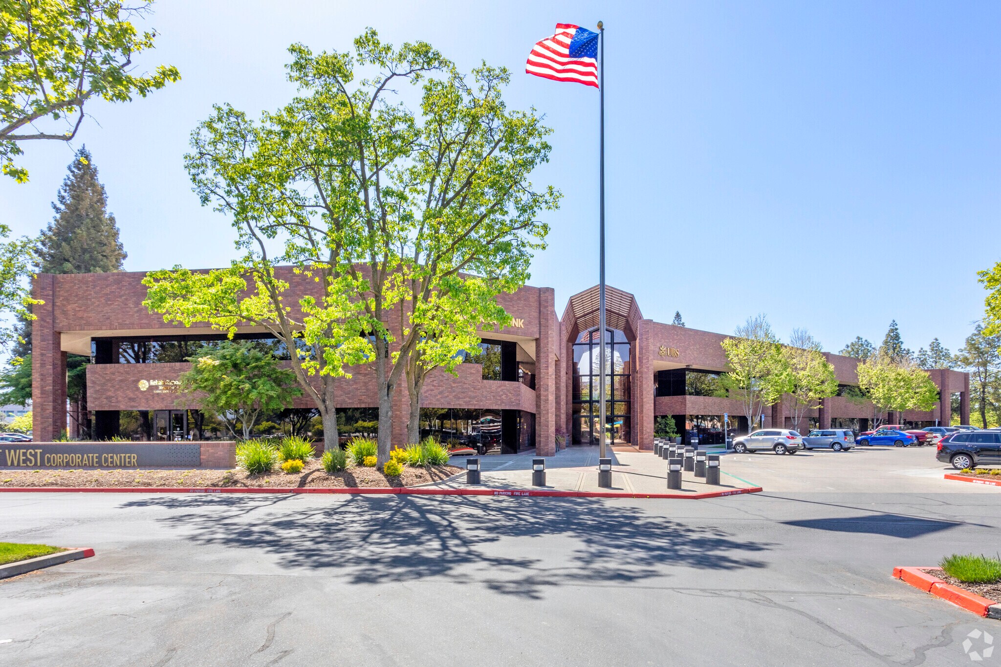 1610 Arden Way, Sacramento, CA à louer Photo principale– Image 1 sur 13